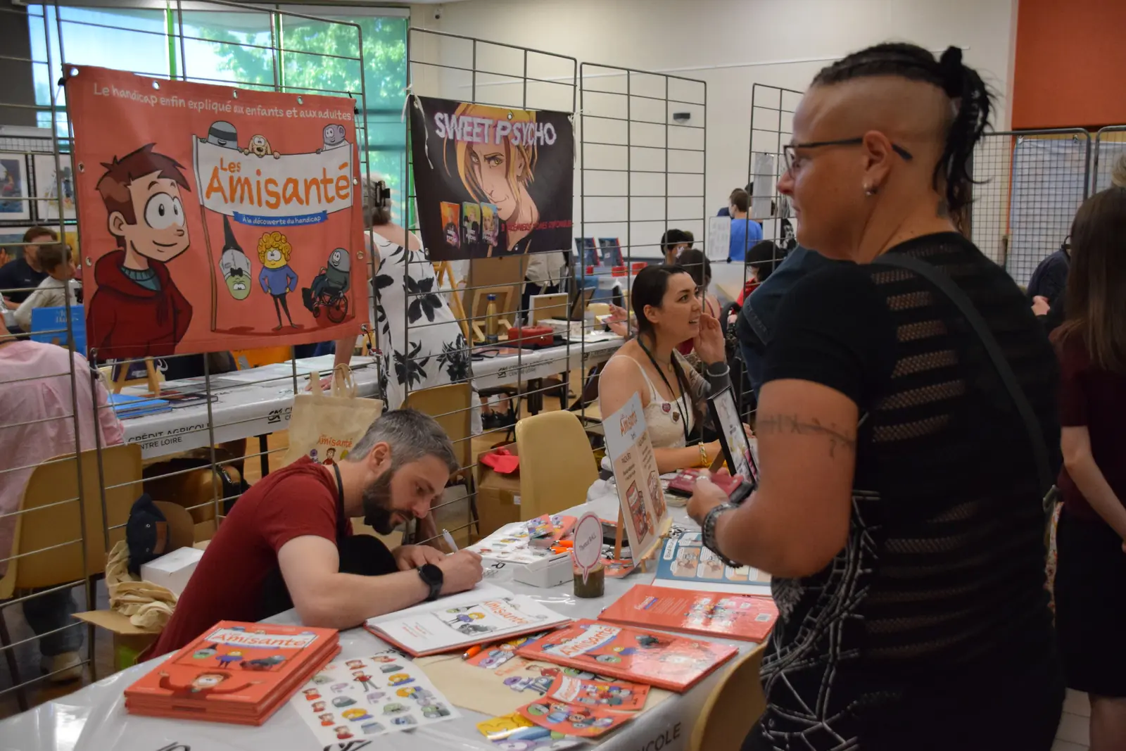 Un auteur en pleine dédicace